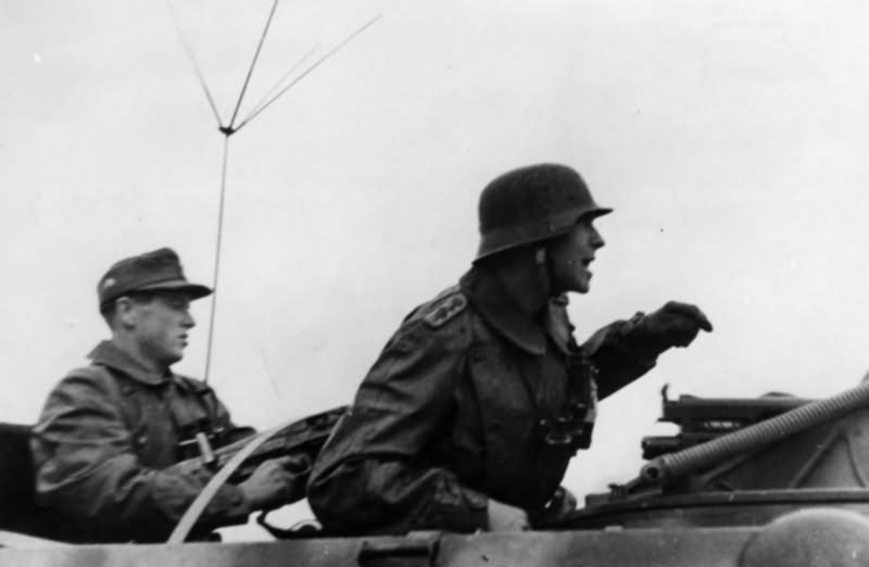 Grossdeutschland 1995 081 16A Russland Kommandeur auf Schutzenpanzer