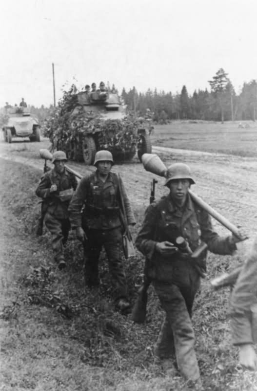 Grossdeutschland 1995 081 31A Bruckenkopf Memel Panzerfusiliere und Schutzenpanzer