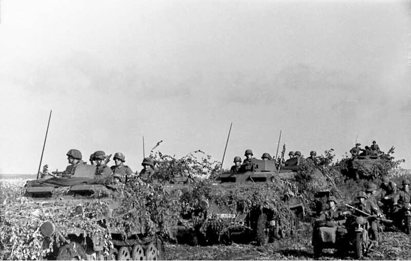 Grossdeutschland 748 0085P 31A Russland Schutzenpanzer Kolonne