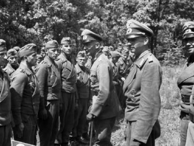 Grossdeutschland 748 0090 03A Russland General Hornlein bei seinen Soldaten
