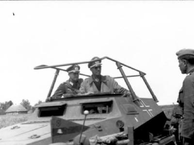 Grossdeutschland 748 0100A 08 Russland Offiziere in Schutzenpanzer