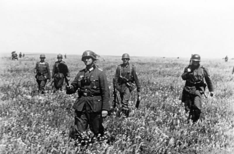 Grossdeutschland B27268 Russland Der Kommandeur fuhrt den Angriff