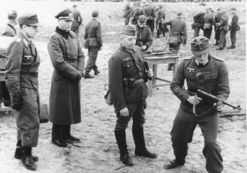 Grossdeutschland H27757 Volkssturm Ausbildung an Maschinenpistole MP