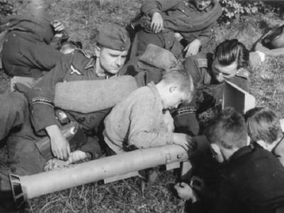 Grossdeutschland J27832 Felddienstubung Ruhepause Soldaten mit Kindern
