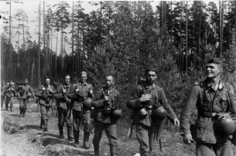 Grossdeutschland L28188 Russland Infanterie geht am Wald vor