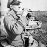 Grossdeutschland 711 0429 35A Russland Sud Panzersoldat mit Fernglas