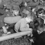 Grossdeutschland J27832 Felddienstubung Ruhepause Soldaten mit Kindern
