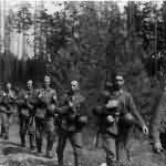 Grossdeutschland L28188 Russland Infanterie geht am Wald vor