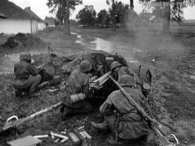 Gun crew opens fire with Pak 36 on Eastern Front 1941