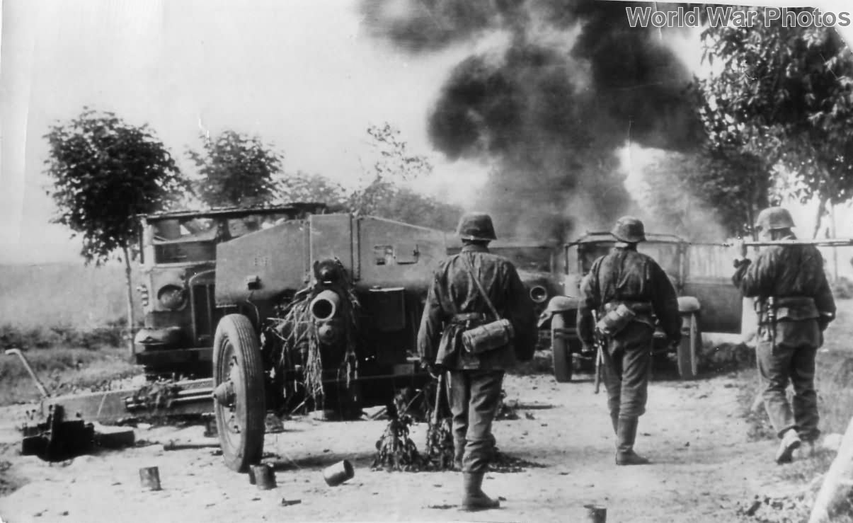 scènes de combats - Page 3 Soldiers_of_1st_SS_LSSAH_during_Operation_Barbarossa_1941