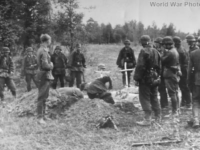 Waffen-SS troops dig grave, Eastern Front 1941