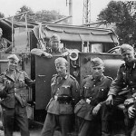 Wehrmacht troops pose with a Henschel 33