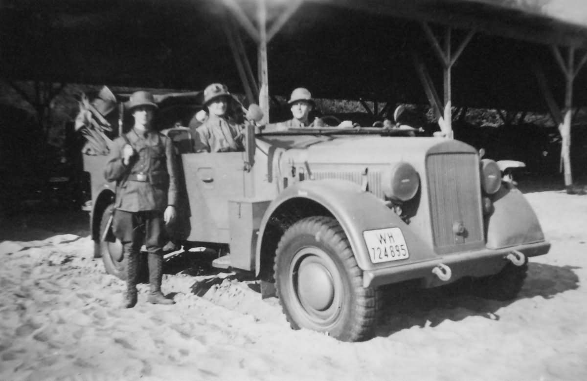 Afrika Korps Tunis 1942: mittlerer Einheits PKW Horch 901 with the car body type 40