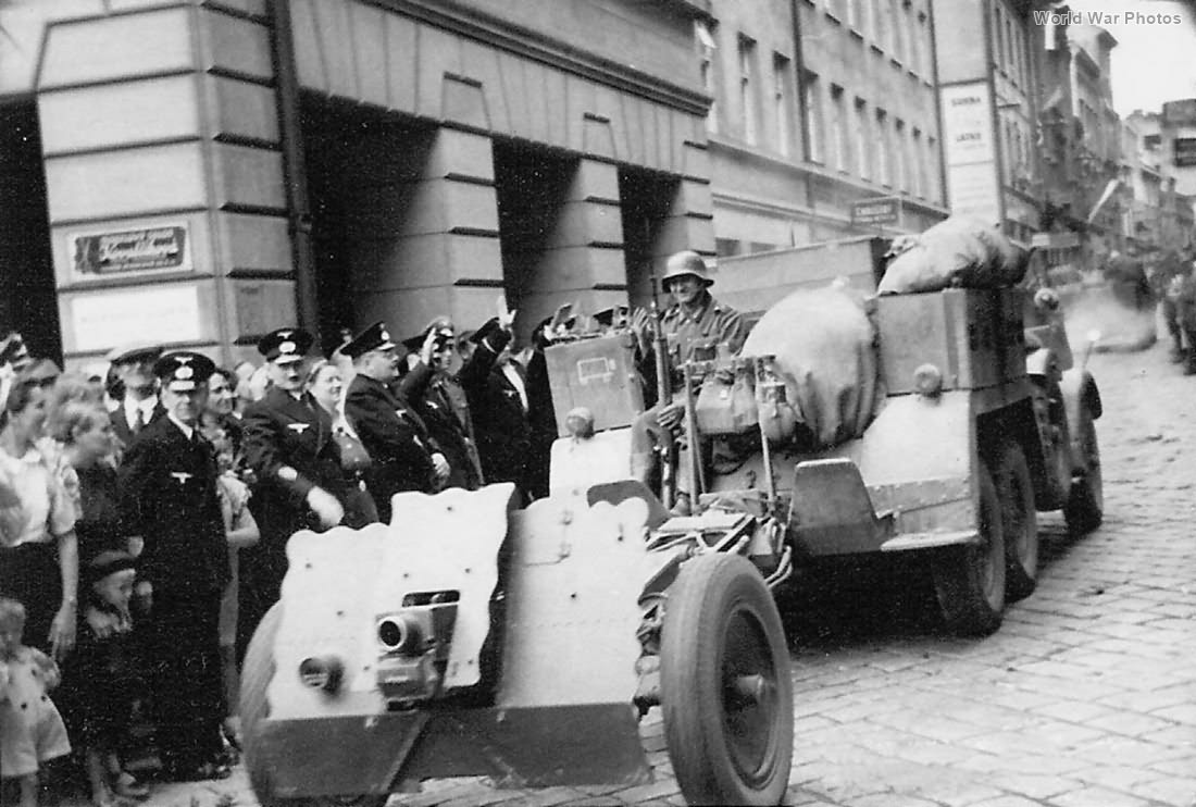 Krupp-Protze Kfz69 truck towing leIG 18 gun on street