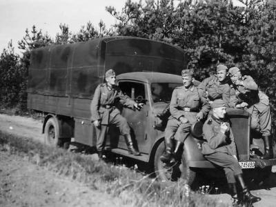 Wehrmacht truck Hansa-Lloyd „2-Tonner” and soldiers