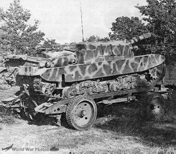 Semovente da 105/25 on a trailer