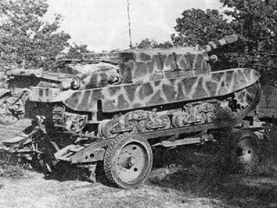 Semovente da 105/25 on a trailer