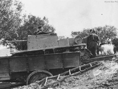 Semovente da 47/32 loaded in the bed of a truck
