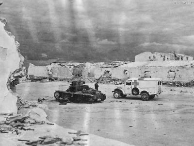 US Ambulance Drivers Inspect KO M13/40 Tunisia 1943
