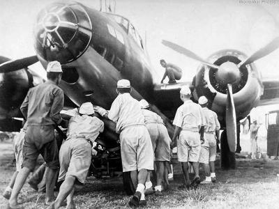 Loading a Type 91 torpedo