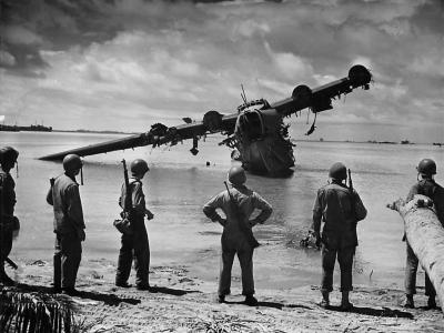 US soldiers inspect wrecked H8K Emily on Makin 1944