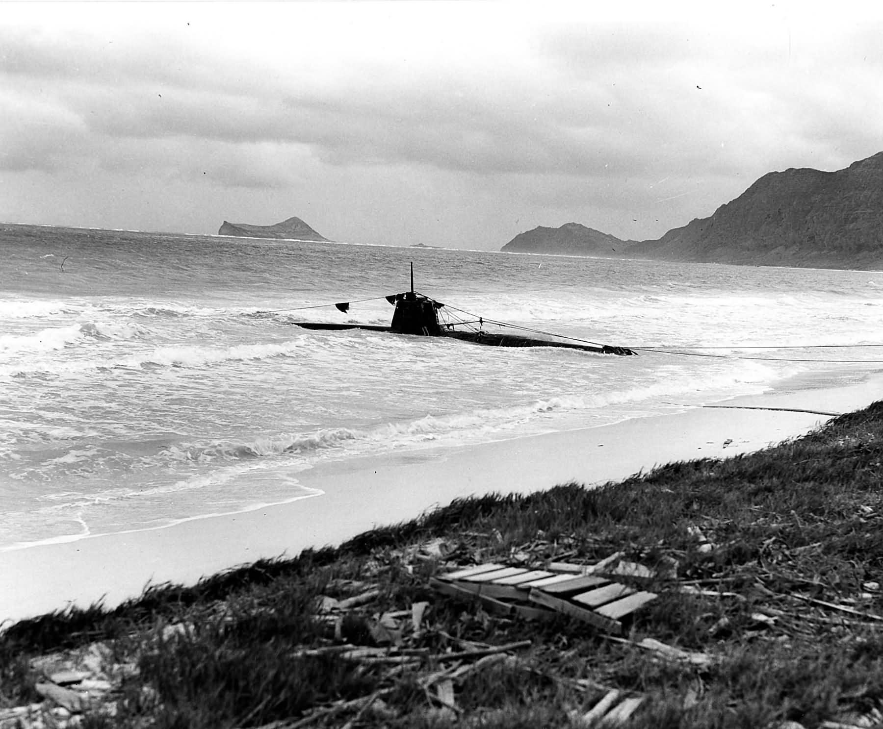 Type A midget submarine Ha-19 Oahu beach 2