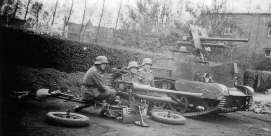 Universal Carrier with AT gun