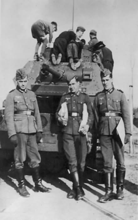 A group of German soldiers inspect a British cruiser tank A13 Mk II 2