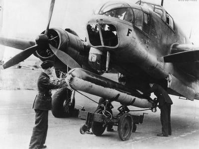 Crew load torpedo onto 42 Sqn Beaufort AW-F „Frankie” 1941