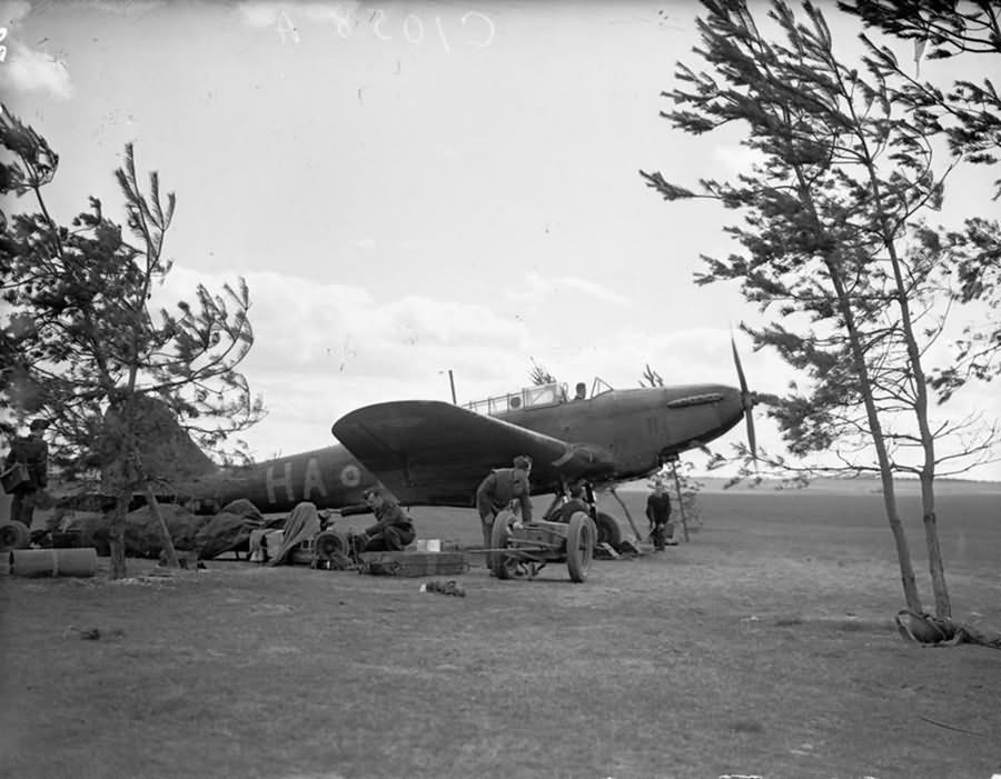 Ground crew working on a Battle of No. 218 Sqn at Auberive-sur-Suippes