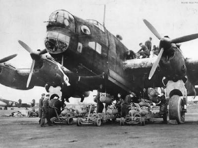 Crew loading bombs onto Halifax of No. 76 Squadron RAF