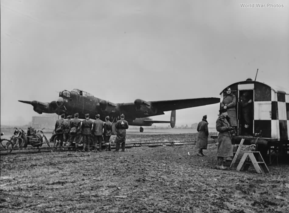 Lancaster bomber DV236 SR-G