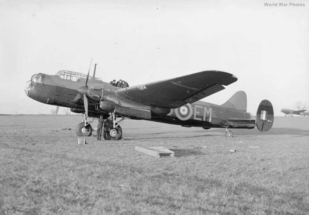 Manchester L7279 EM-B of No. 207 Squadron RAF