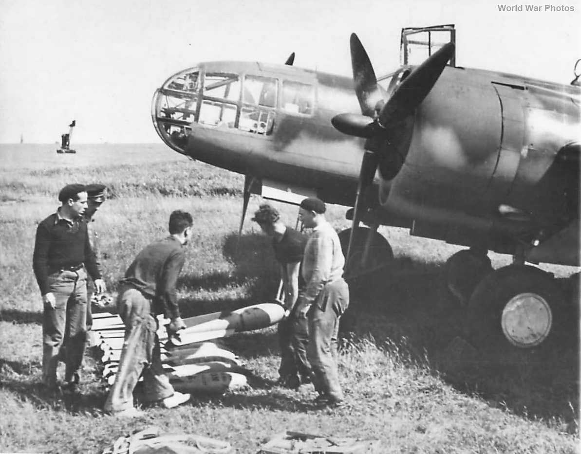 French crew loading bombs into Martin 167F ’40