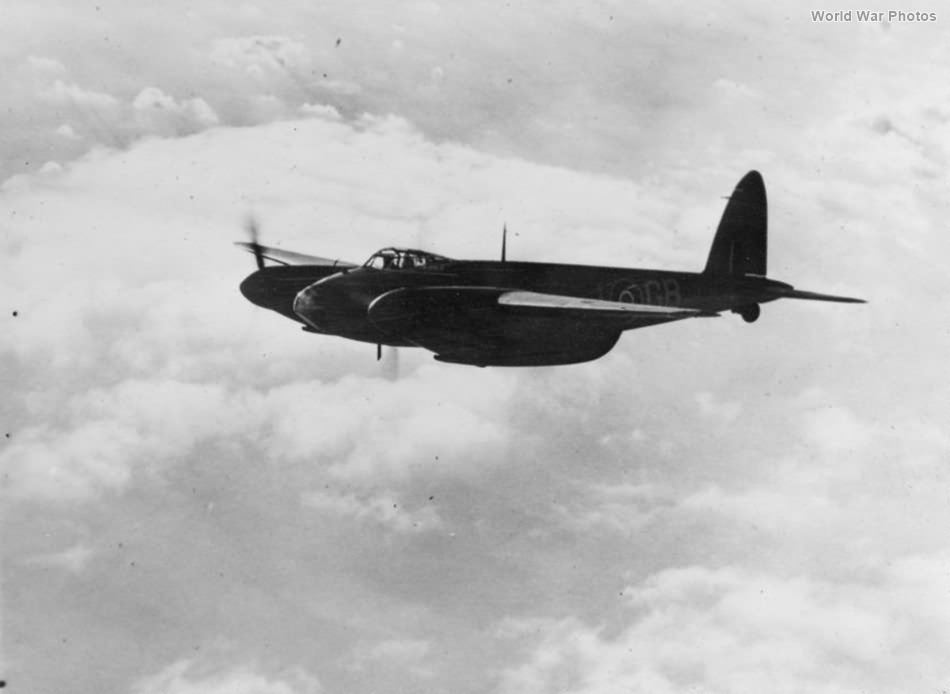 Mosquito B IV GB-J of No. 105 Squadron RAF in flight