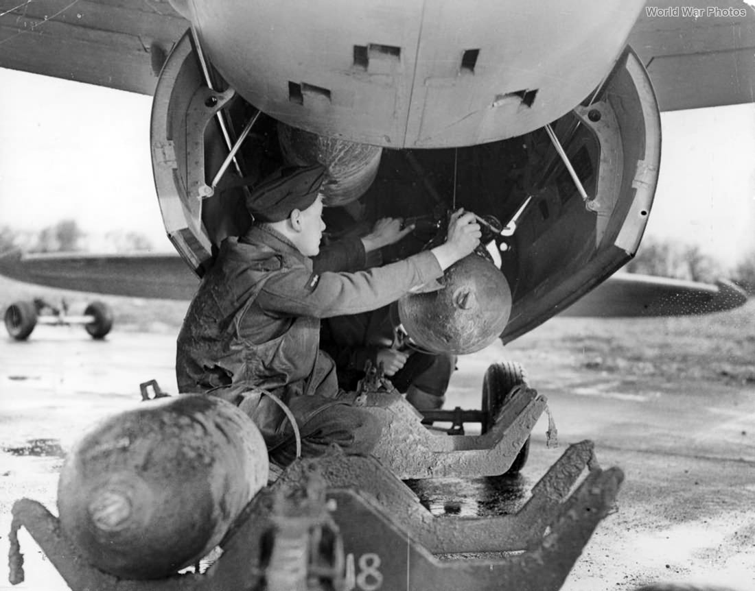 RAF ground crew loading bombs onto a Mosquito FB VI 2