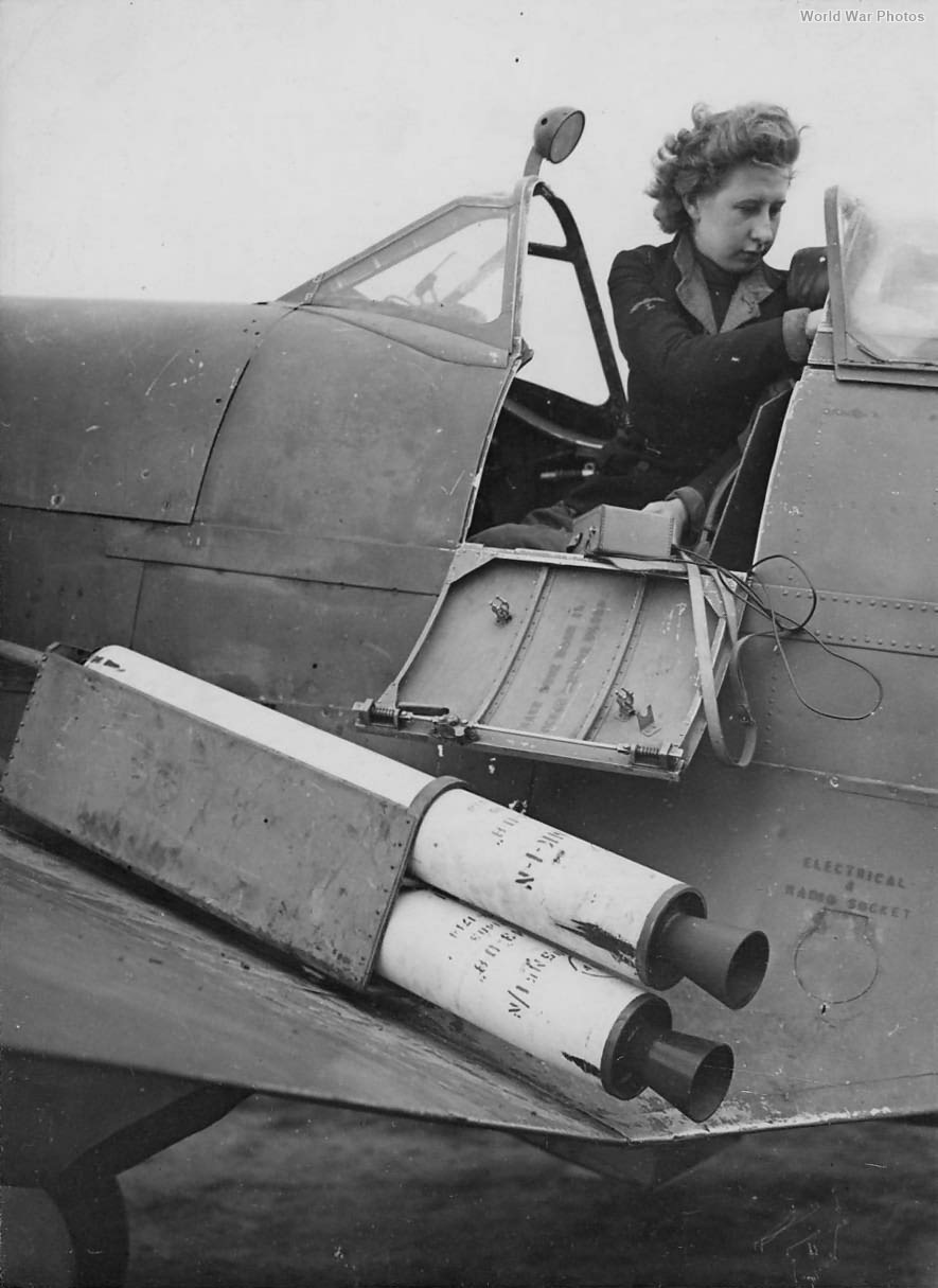 Wren cheking equipment on Seafire