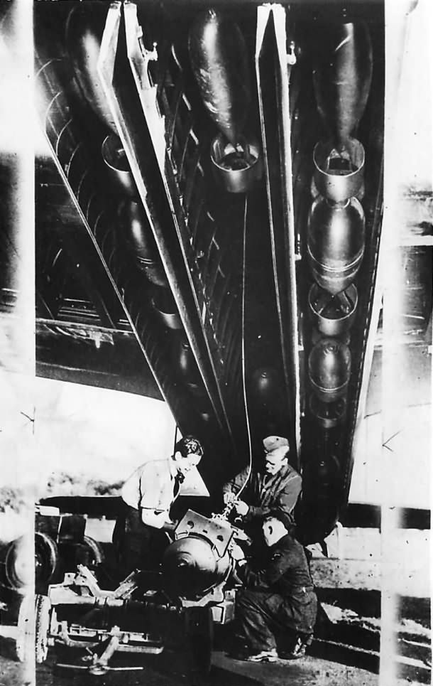 Bombing-up Short Stirling at RAF Station in England ’41