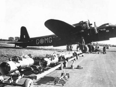 Short Stirling Mk I of No. 7 Squadron RAF N3643 code MG-G 1941