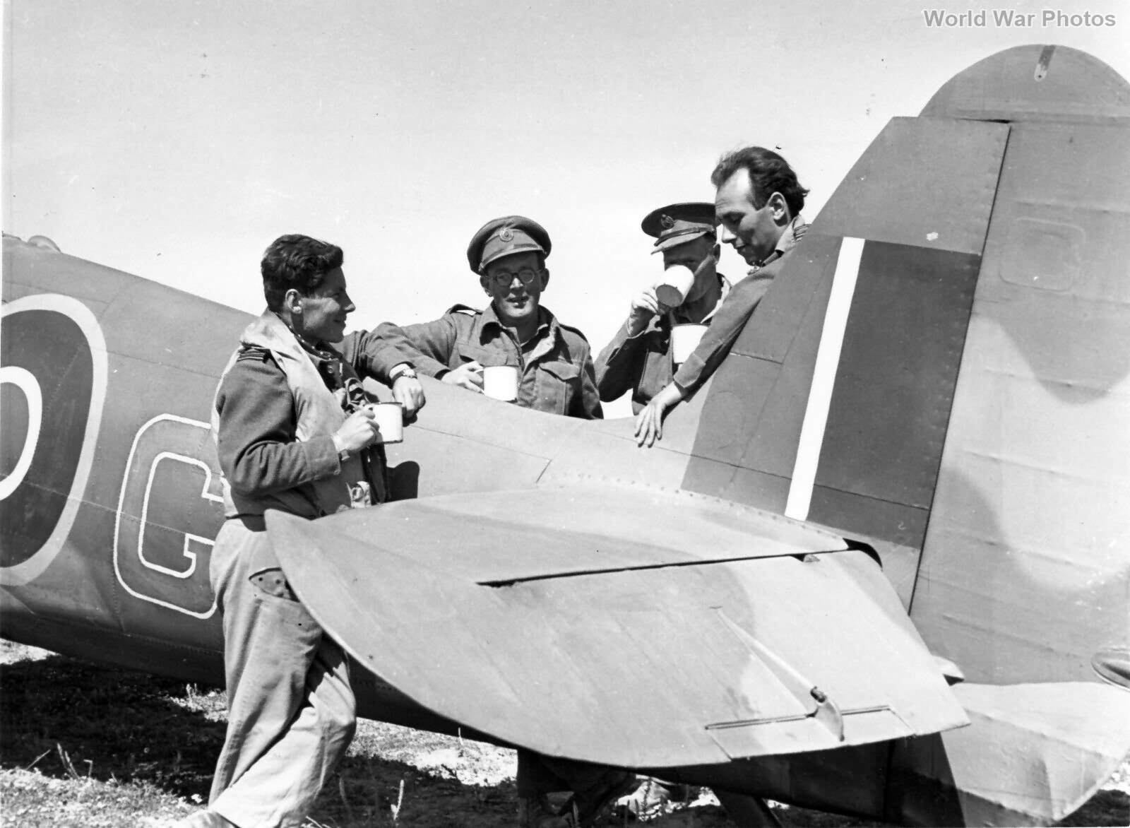spitfire-pilot-w-cdr-ian-widge-gleed-244-wing-world-war-photos