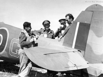 Spitfire pilot WCdr Ian Widge Gleed