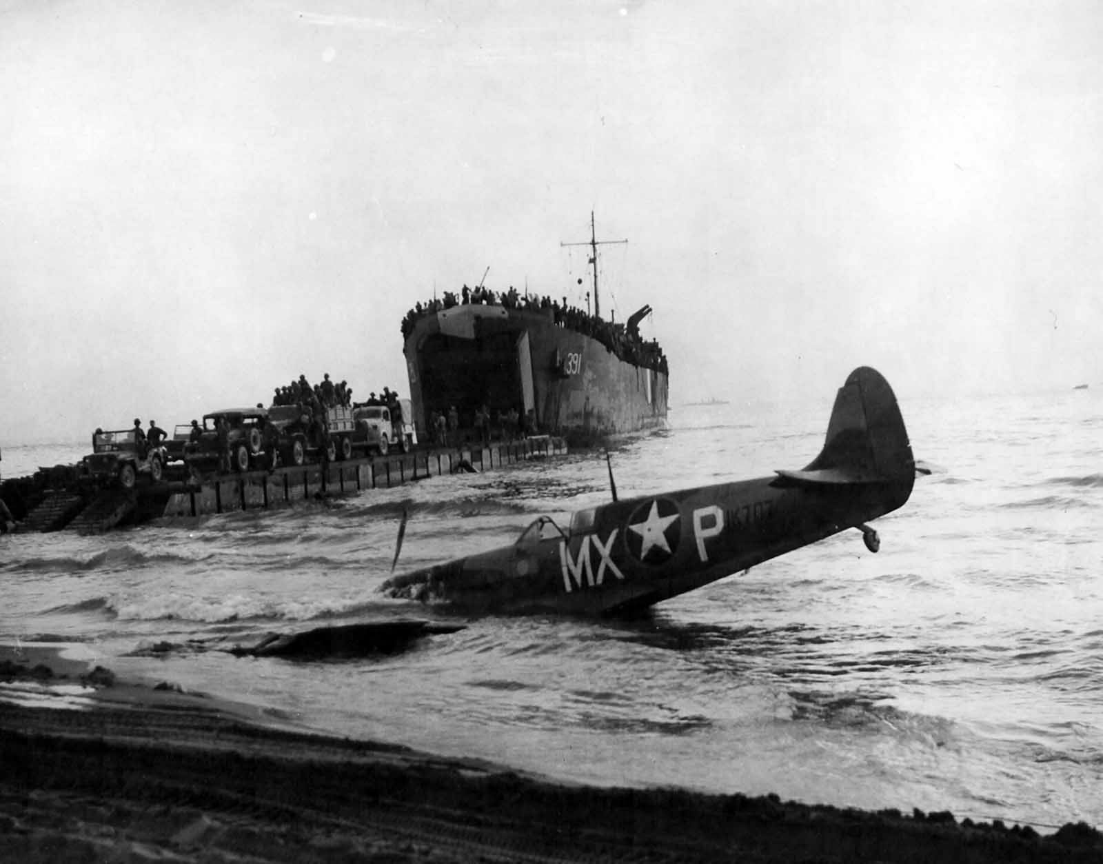 Spitfire Mk Vc trop MX-P JK707 307th Fighter Squadron shot down by US Navy fire off Salerno Italy 1943