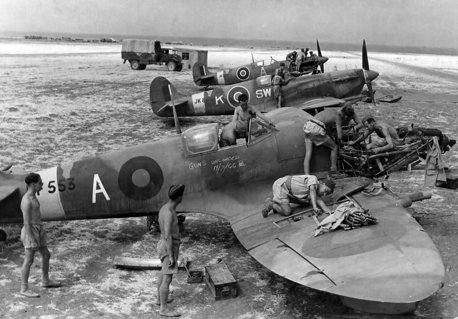 Spitfire V trop of RAF 253 Squadron and 32 Squadron 1944 Italy 1944