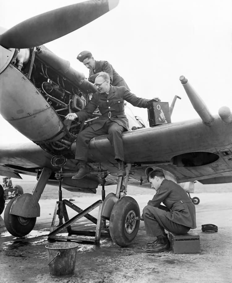 ground_staff_610_squadron.jpg