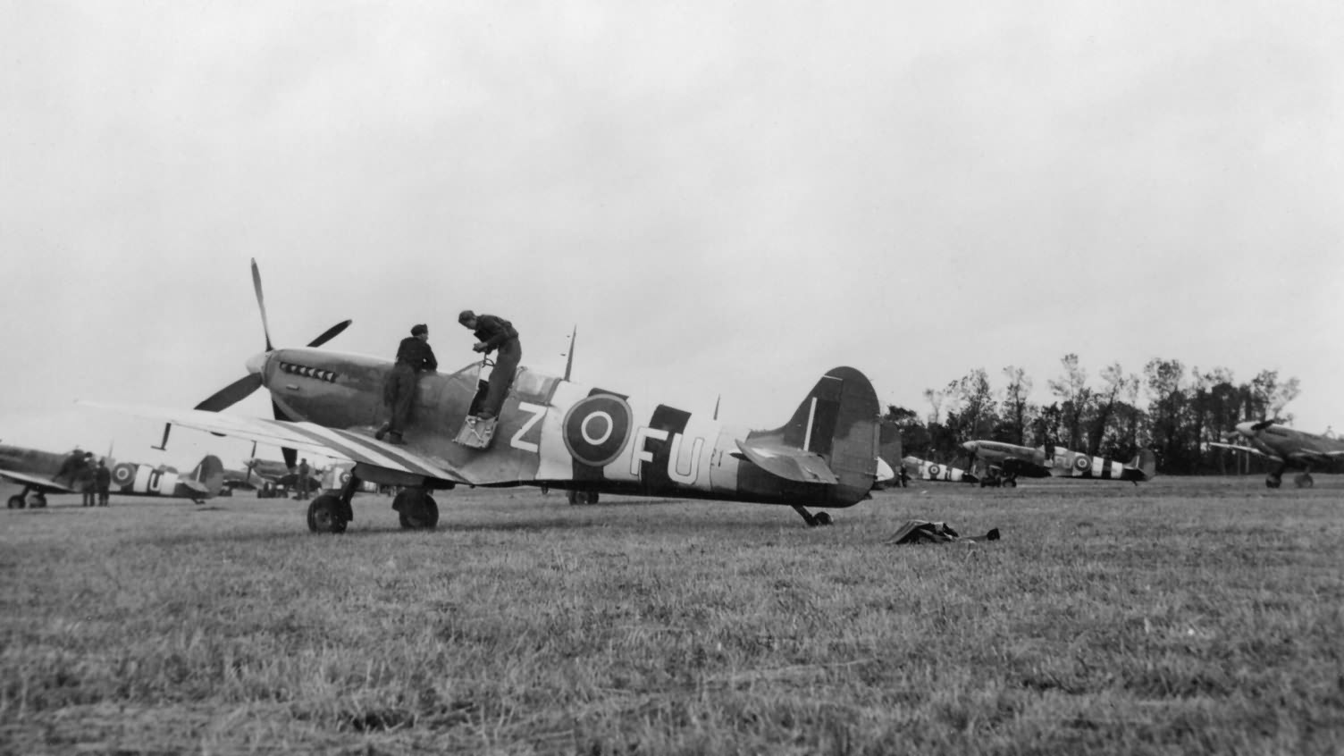 Spitfire Mk IXB FU-Z of No. 453 Squadron RAAF on the ground at Ford