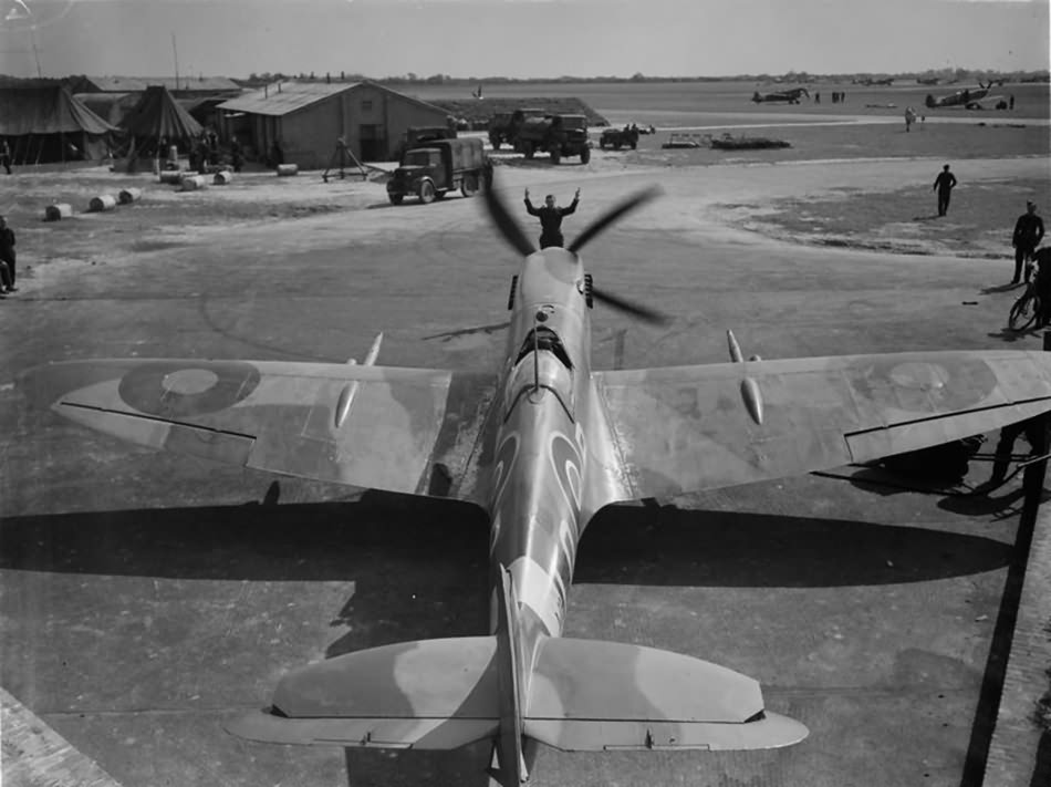 Spitfire Mk IXB MH809 LO-P of No. 602 Squadron RAF at Ford