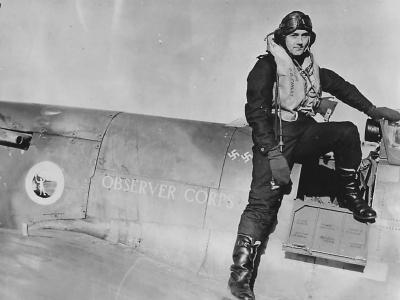No 41 Squadron Leader D. O. Finlay on his Spitfire IIa „Observer Corps” at Hornchurch 1940