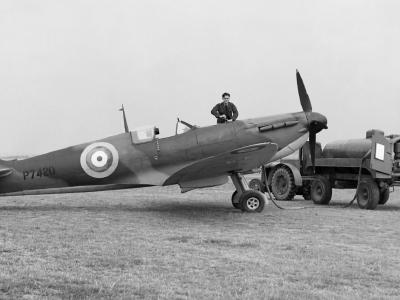 Groundcrew refuelling Spitfire Mk IIa