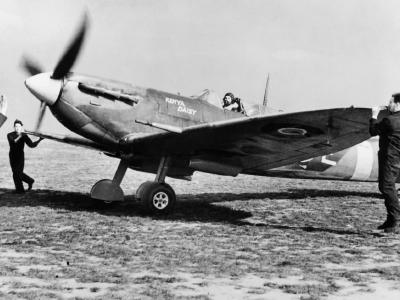 Spitfire LF Mk Vb BM271 SK-E „Kenya Daisy” of No. 165 Squadron RAF at Gravesend, 16 October 1942