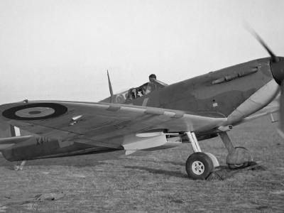 Spitfire Mk IA X4179 QV-B of No. 19 Squadron RAF